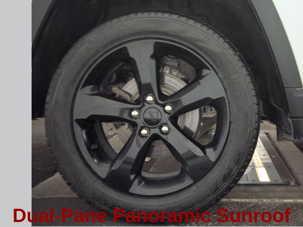 2025 Bright White Clearcoat Jeep Grand Cherokee Limited 4X4 SUV