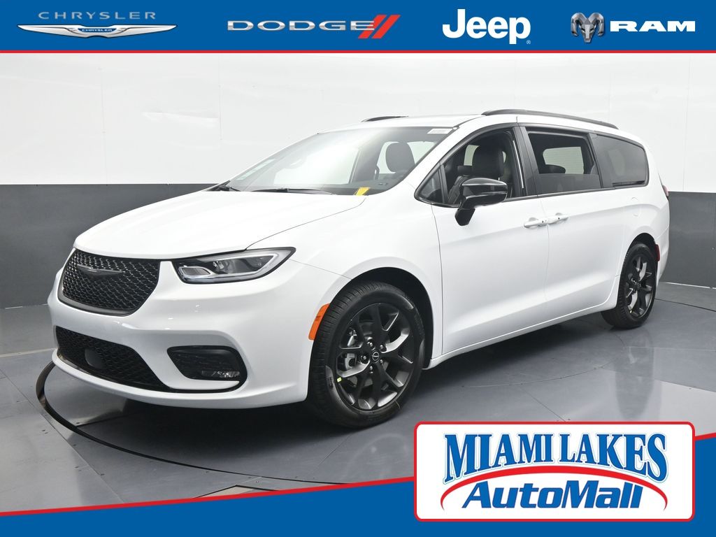 2026 Chrysler Pacifica Limited's photo