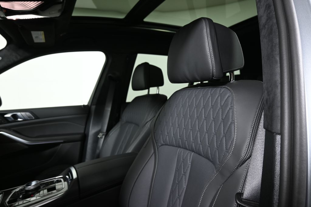 Thumbnail: 2026 BMW X7 - 16