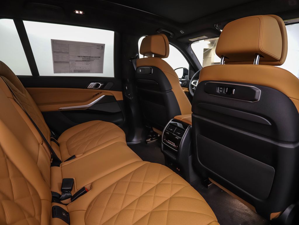 Thumbnail: 2027 BMW X7 - 32