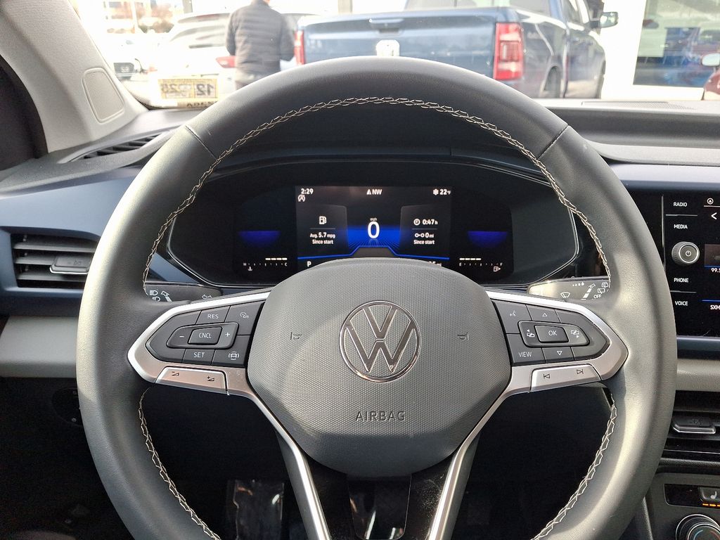 2022 Volkswagen Taos SE 16