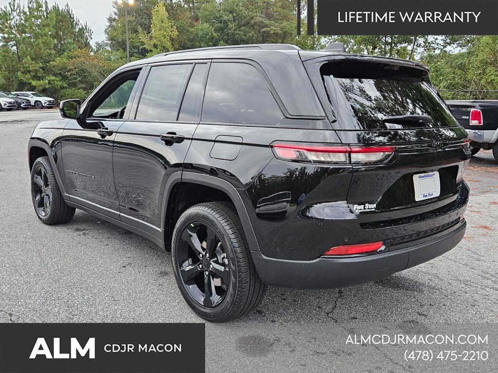 New 2025 Diamond Black Crystal Pearl-Coat Exterior Paint Jeep Limited image 12