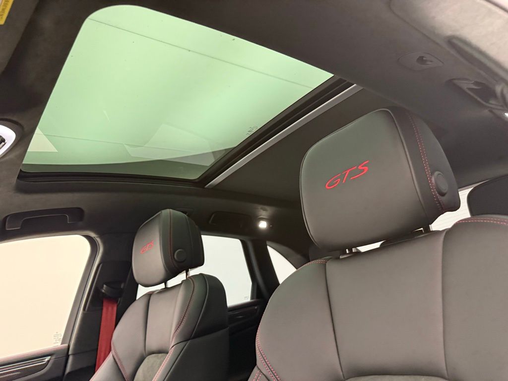 Thumbnail: 2026 Porsche Macan - 23