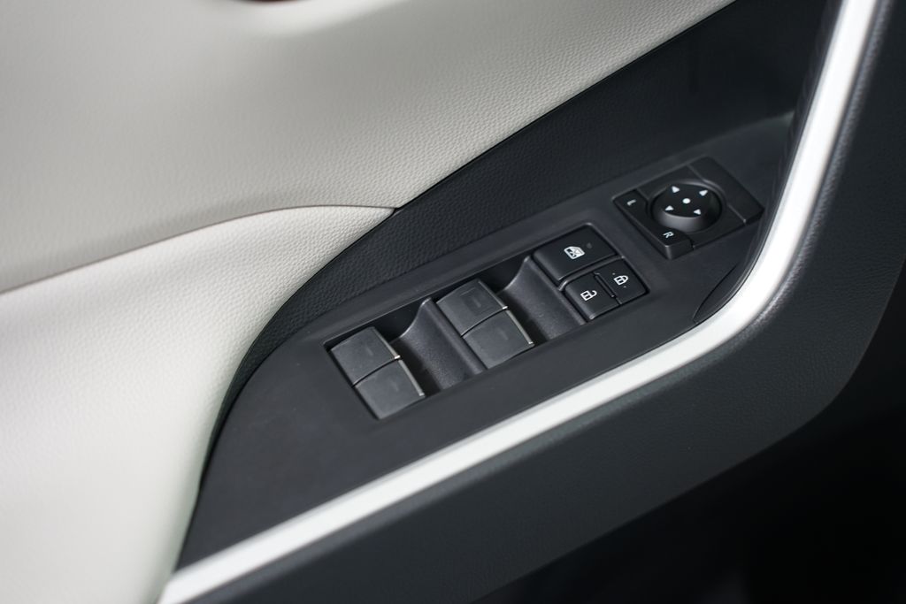 2025 Toyota RAV4 XLE 31