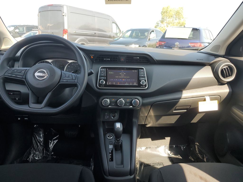 2025 Nissan Kicks Play S photo 4