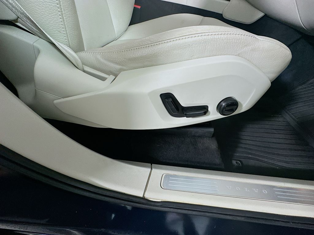 Used 2019 Blue Volvo T6 Momentum image 24