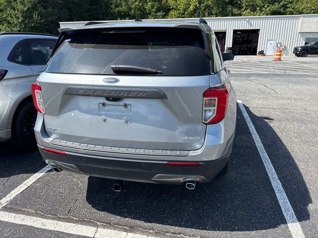 2024 Silver Metallic Ford Explorer XLT 4X4 SUV