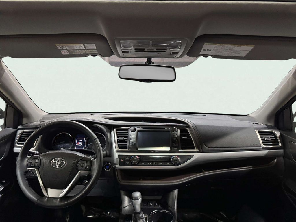 Used 2015 Silver Sky Metallic Toyota XLE V6 image 9