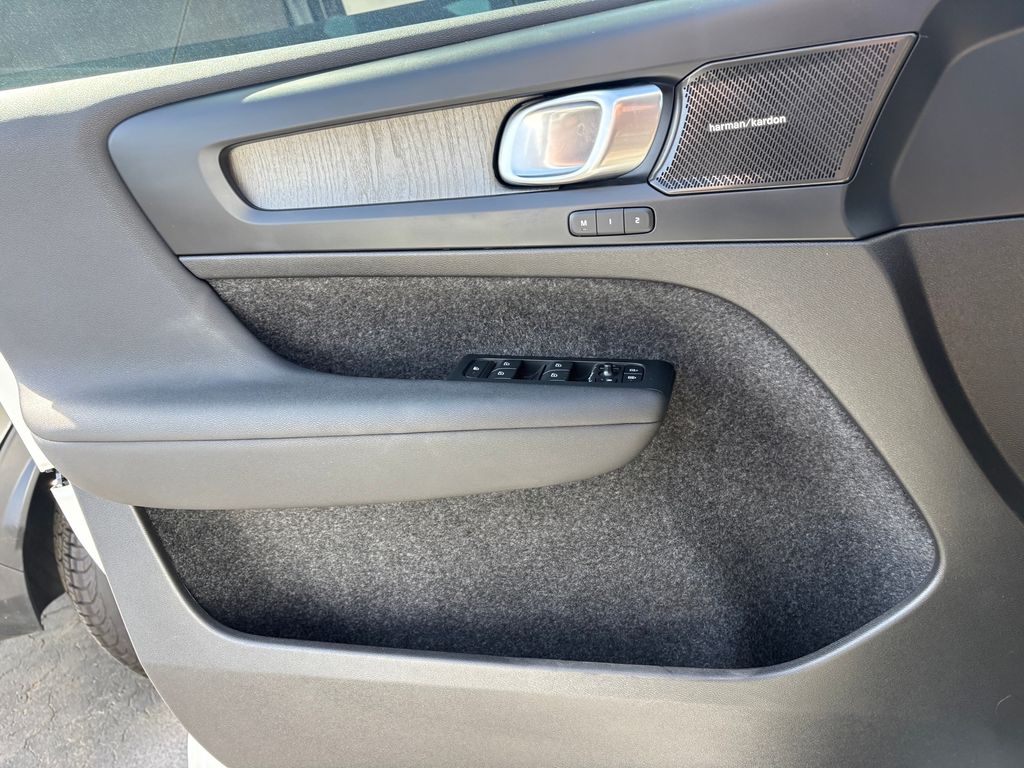 Used Car 2023 Volvo Xc40  B5 Plus Bright Theme For Sale Under $30,000 In Austin, Texas