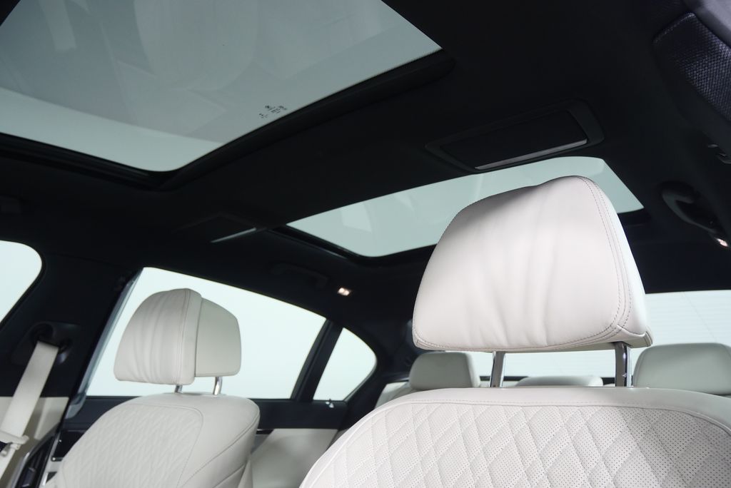 Thumbnail: 2022 BMW 7 Series - 12