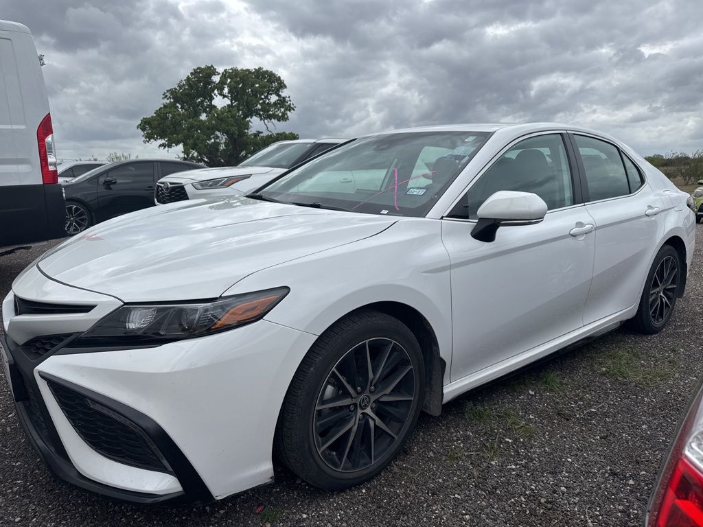 White (Wind Chill Pearl) 2024 Toyota Camry SE FWD Sedan Front-Wheel Drive 8-Speed Automatic