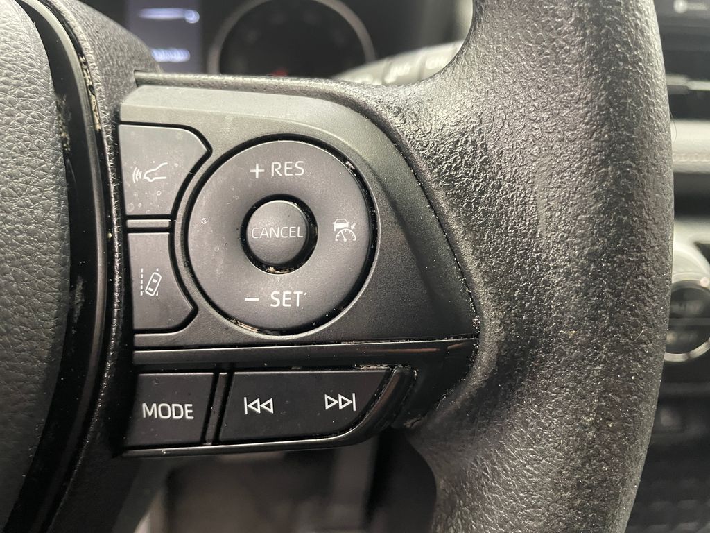 2022 Toyota RAV4 XLE 22