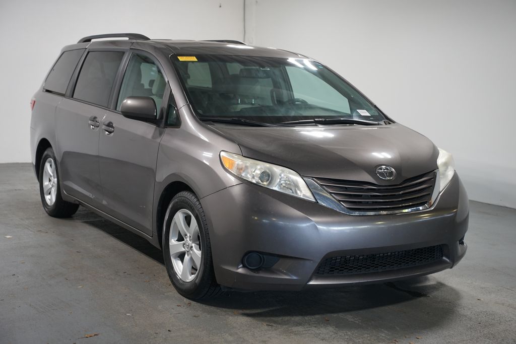 Thumbnail: 2017 Toyota Sienna - 3