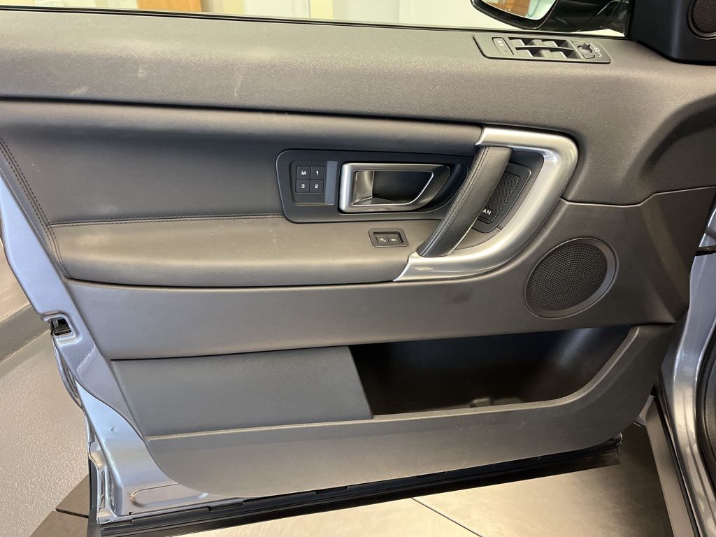 Thumbnail: 2019 Land Rover Discovery Sport - 11