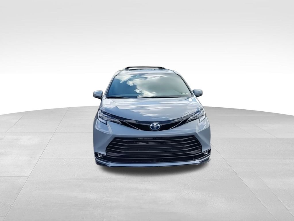 2025 Toyota Sienna L 3