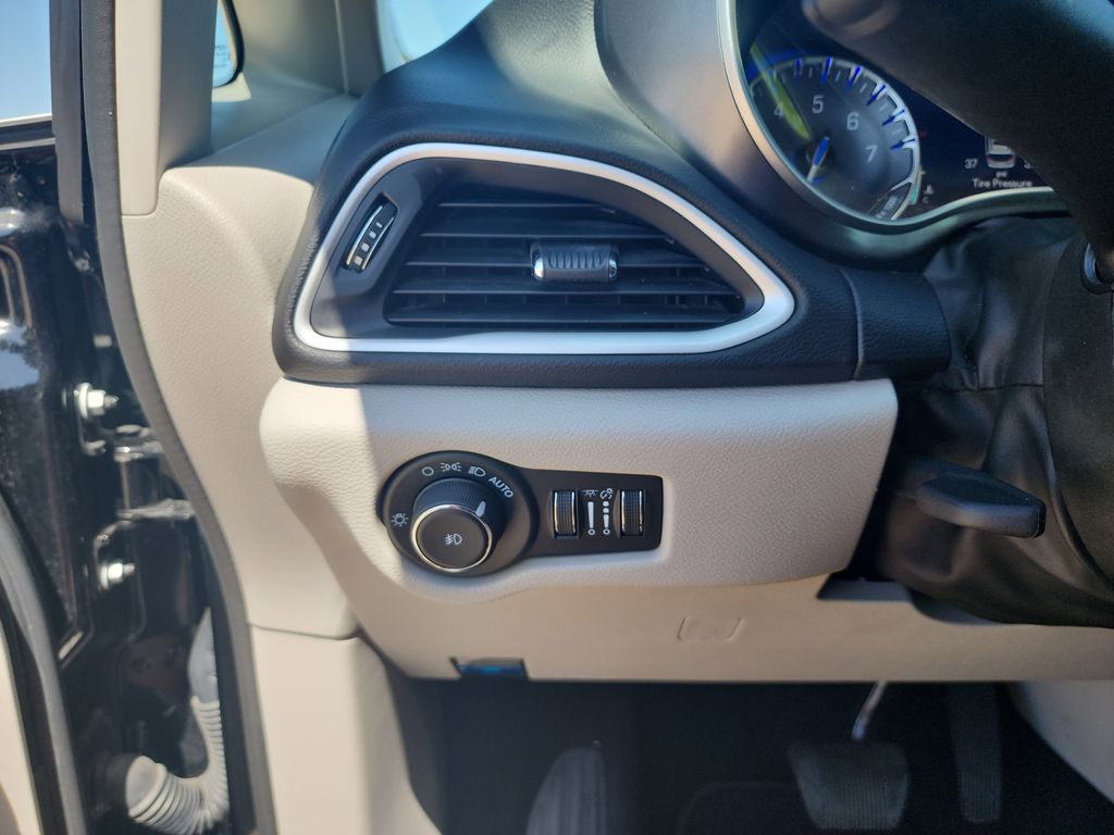 2024 Chrysler Pacifica Touring L photo