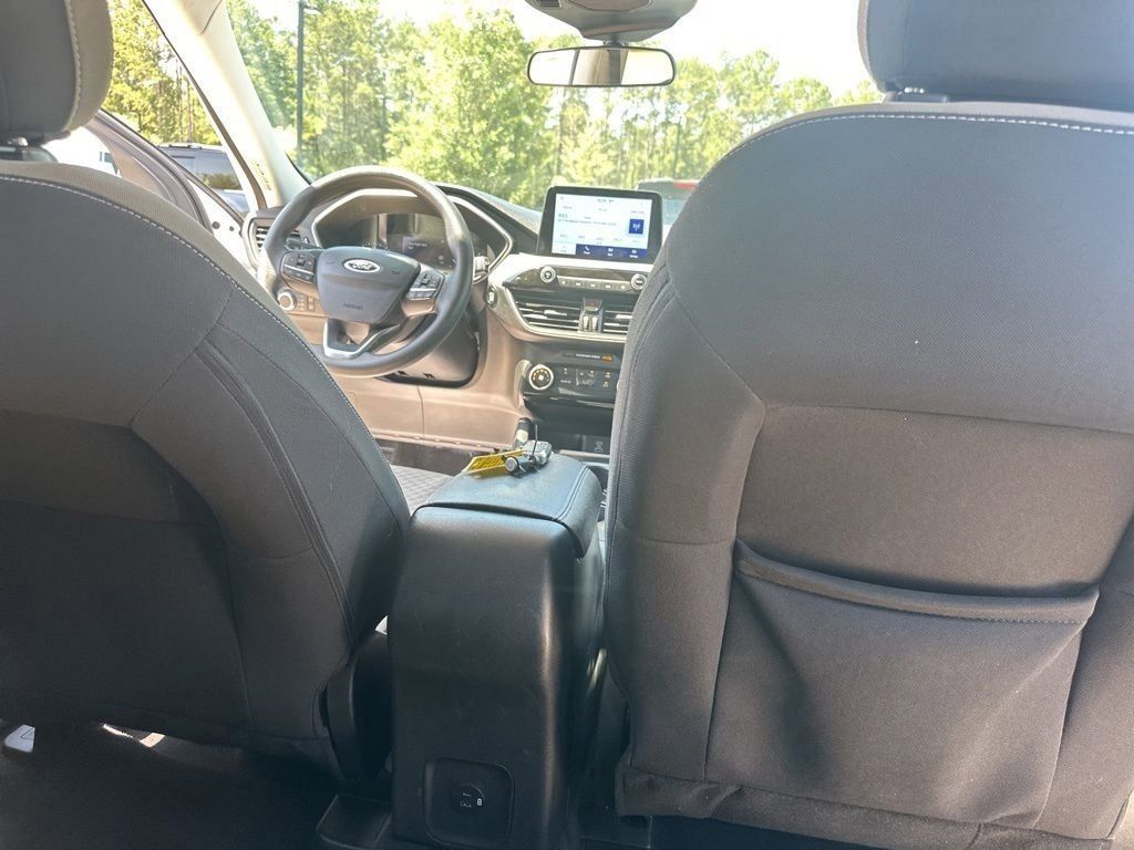 2022 Oxford White Ford Escape SE FWD SUV