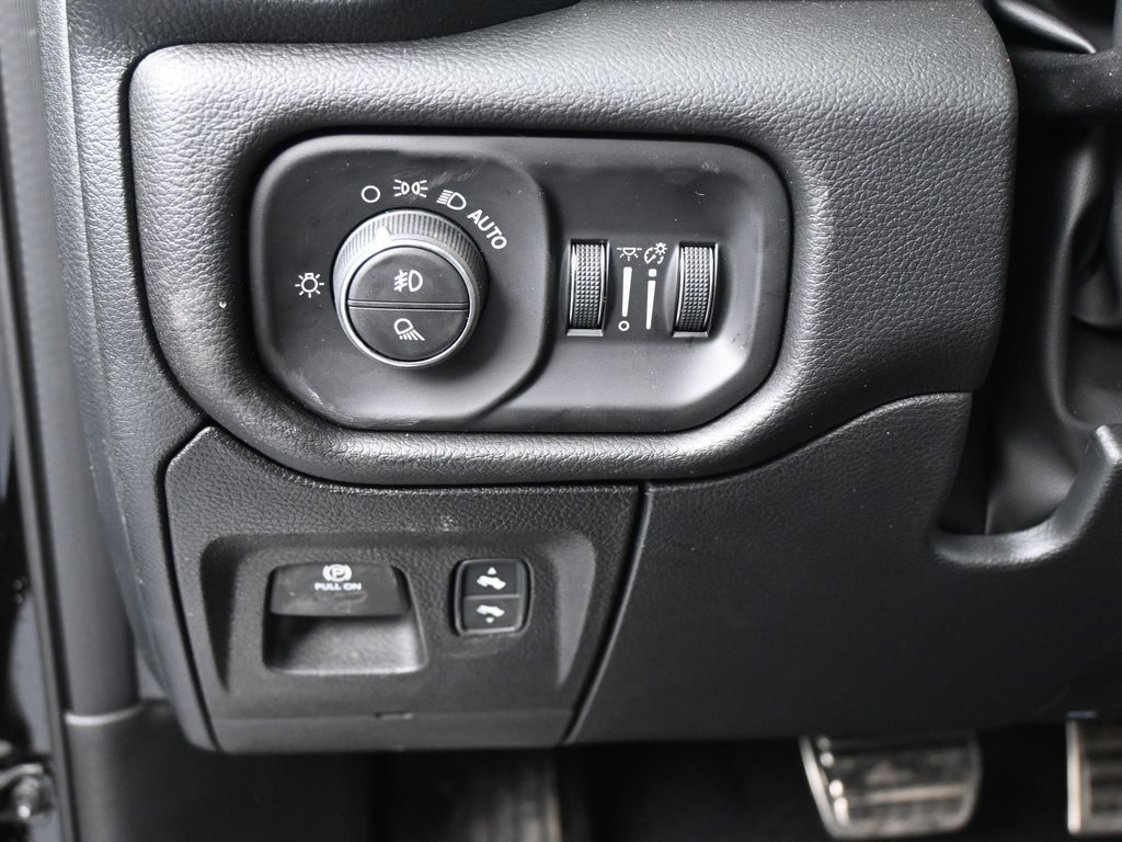 New 2026 Diamond Black Crystal Pearlcoat Ram RHO image 15