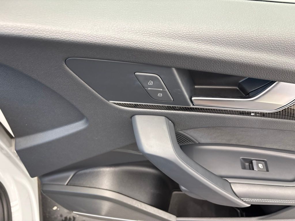 Thumbnail: 2023 Audi SQ5 - 23