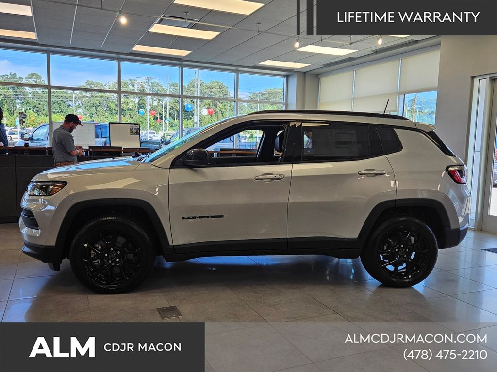 New 2026 Silver Zynith Metallic Clearcoat Jeep Latitude image 5