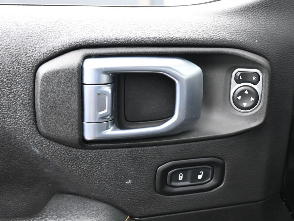 Used 2022 Black Clearcoat Jeep High Altitude image 14