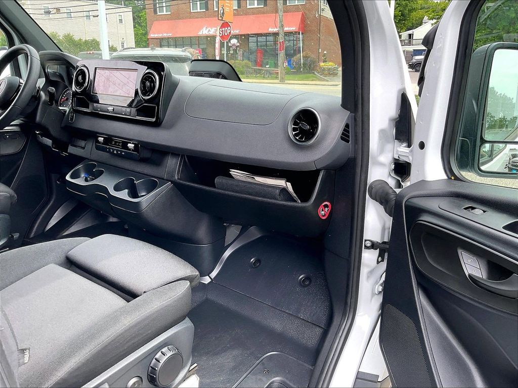 2025 Mercedes-Benz Sprinter 2500 — photo 13