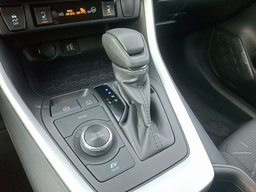 2024 Toyota RAV4 XLE 16