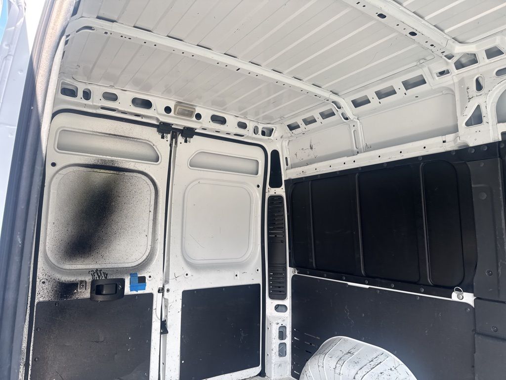 Used 2019 White Ram Base image 8