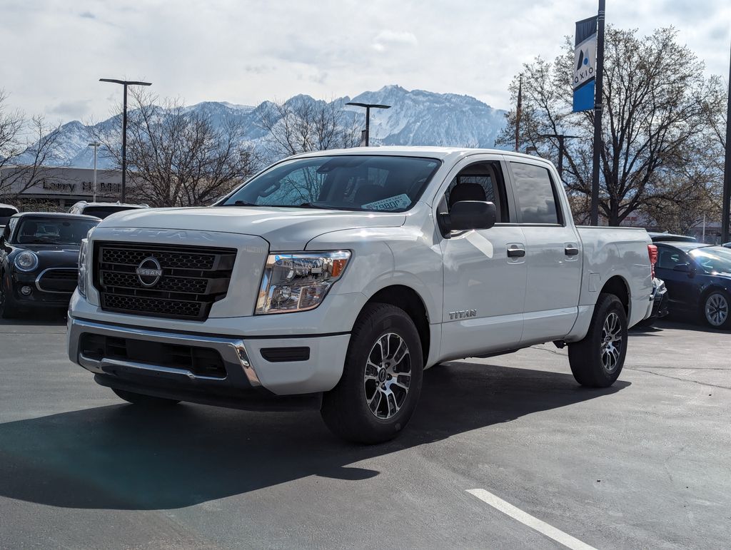 2023 Nissan Titan SV 10