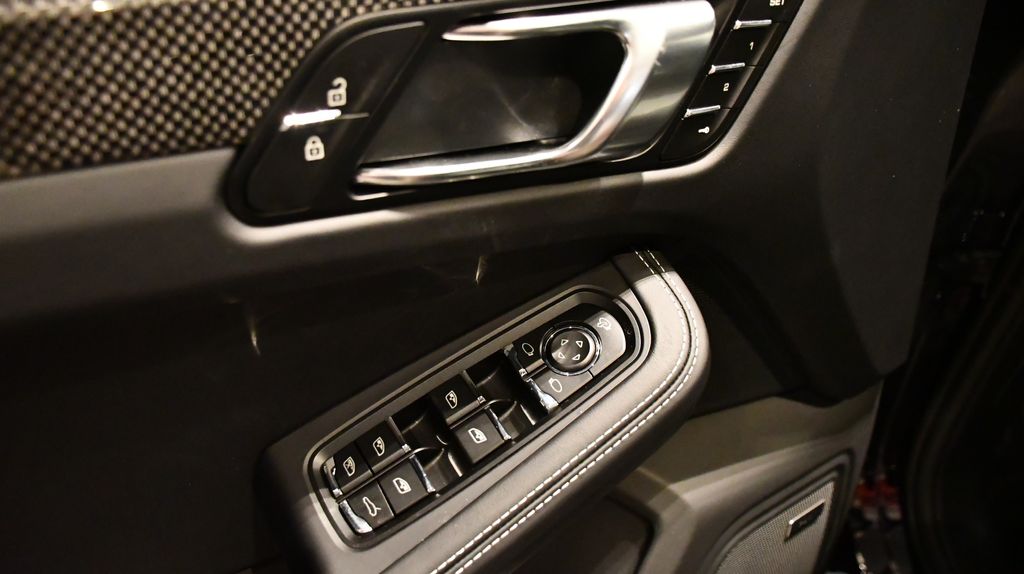 Thumbnail: 2026 Porsche Macan - 19