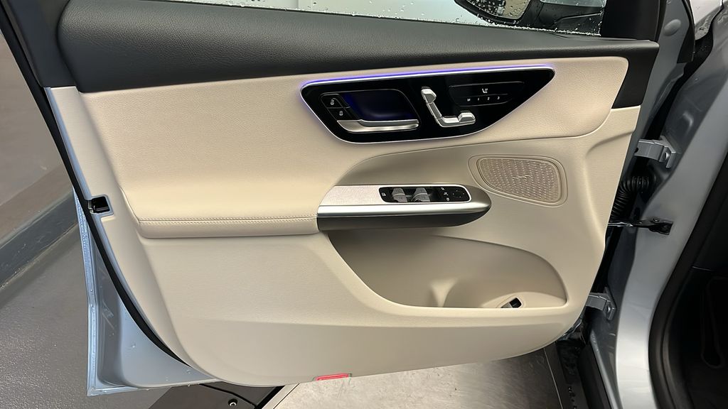 2025 Mercedes-Benz GLC 300 11