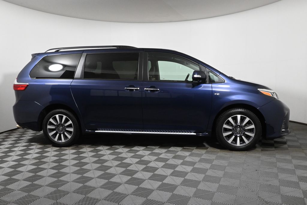 2020 Toyota Sienna SE Premium 9