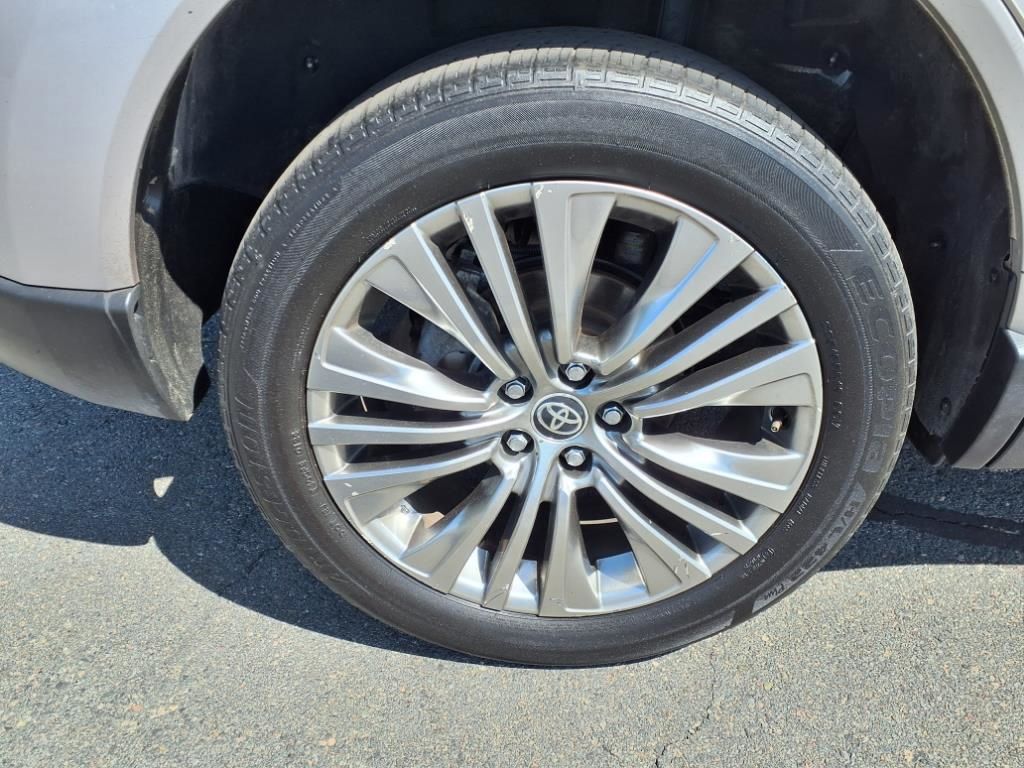 2024 Toyota Venza XLE photo 22