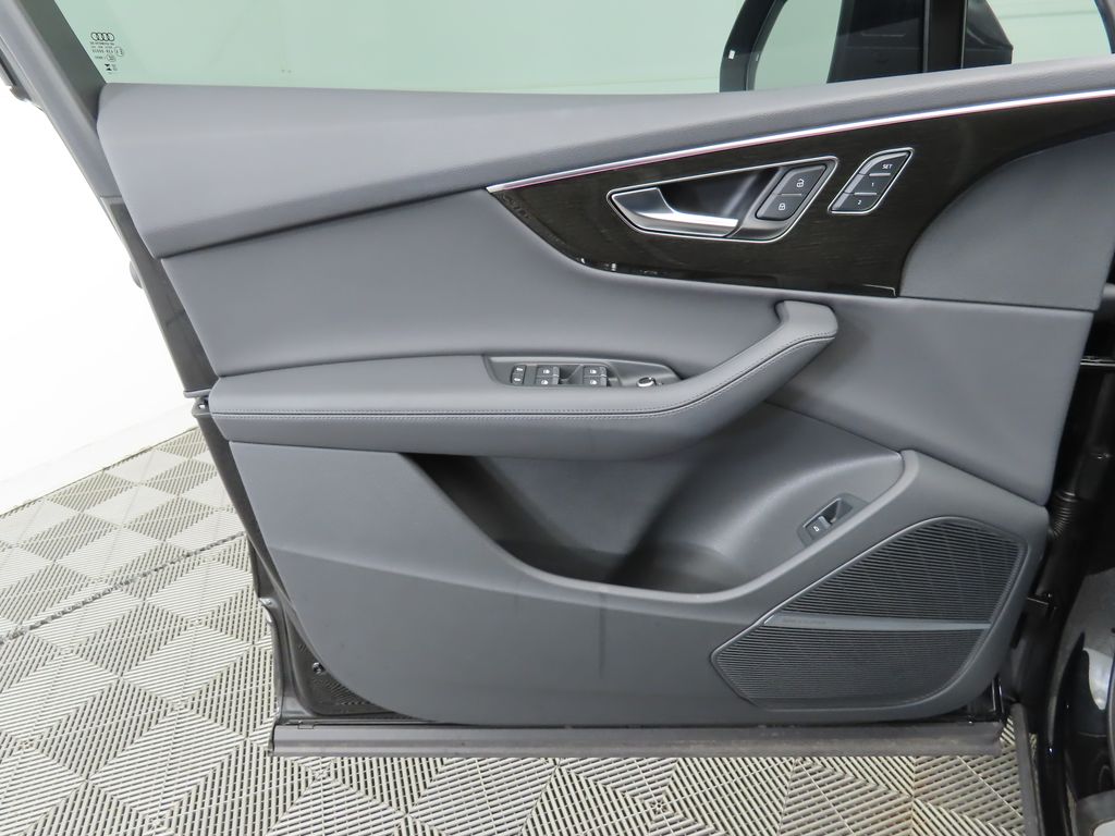 Thumbnail: 2023 Audi Q7 - 24