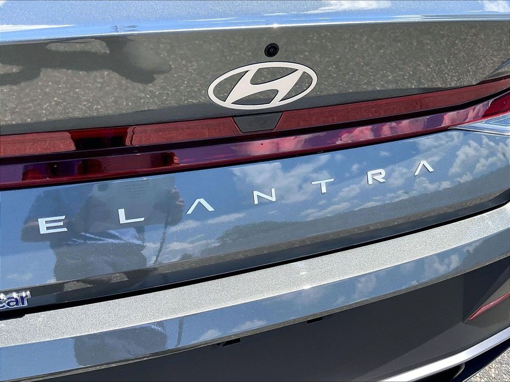 2025 Hyundai Elantra — photo 27