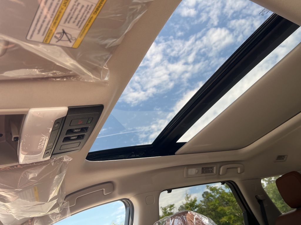 2025 Everest White Pearl Tricoat Nissan Pathfinder Platinum 4X4 SUV