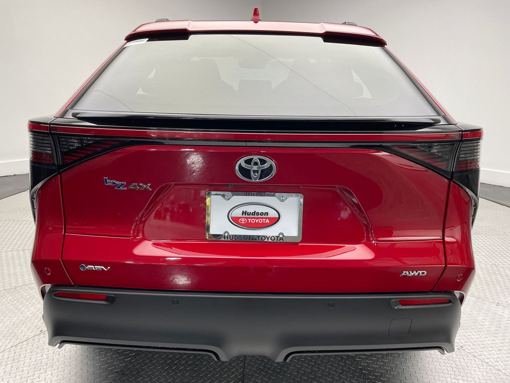 2025 Toyota bZ4X XLE 6