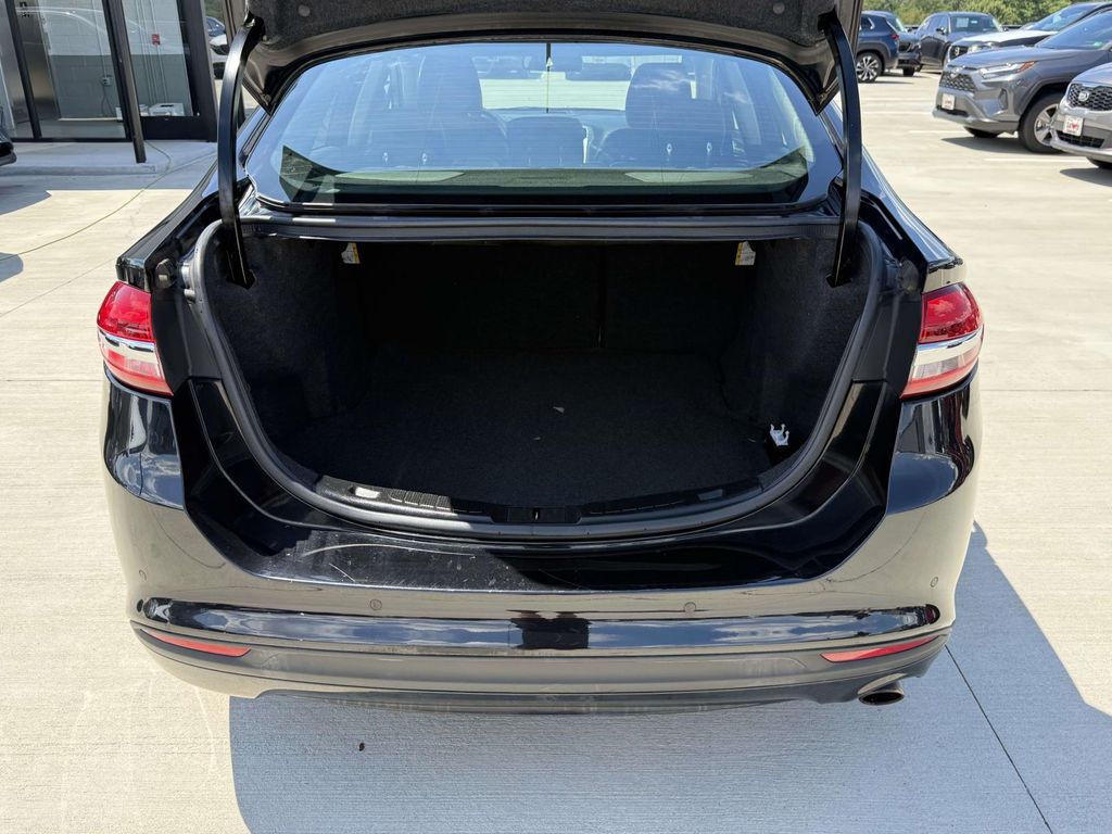 Used 2018 Black Ford SE image 33