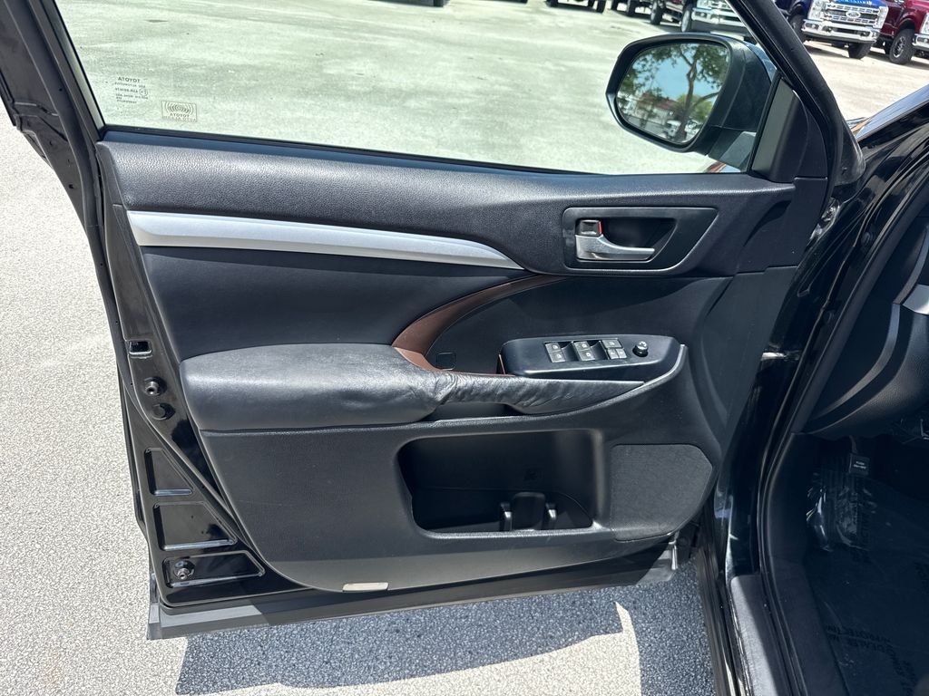 Used 2015 Black Toyota XLE V6 image 11