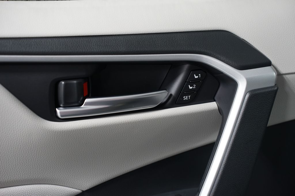 Thumbnail: 2025 Toyota RAV4 - 32