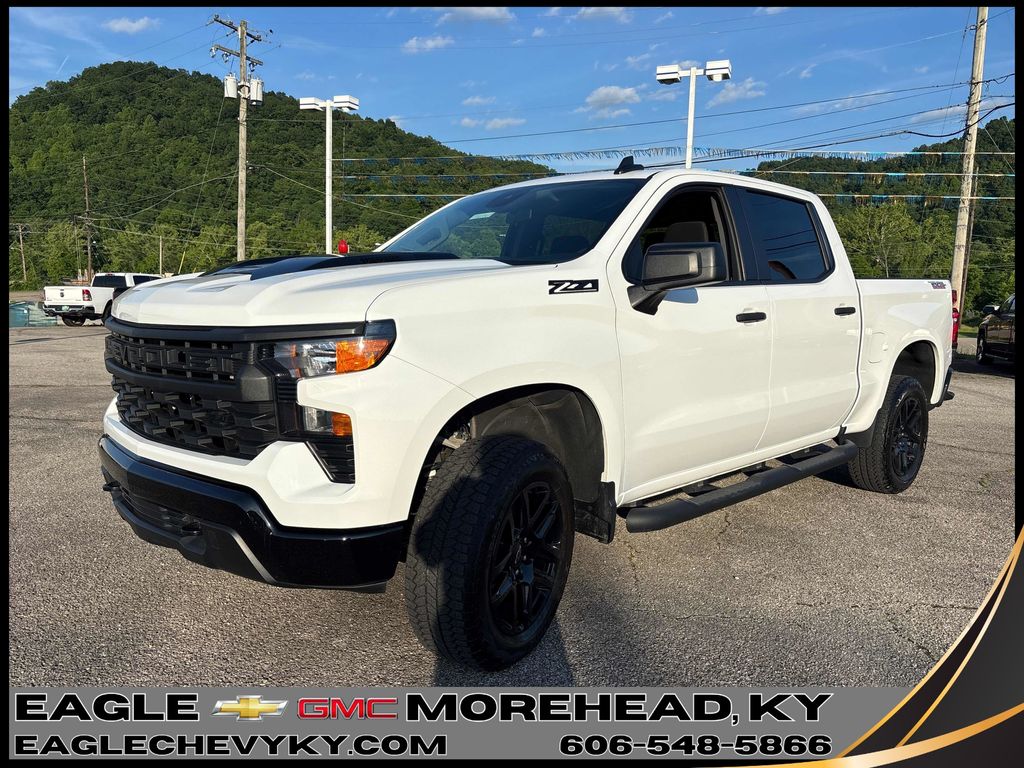 Summit White 2025 Chevrolet Silverado 1500 Custom Trail Boss Crew Cab 4WD Pickup Truck Four-Wheel Drive 8-Speed Automatic