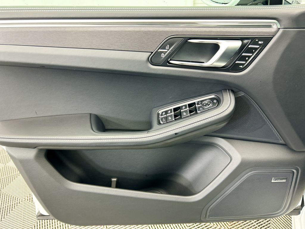 Thumbnail: 2026 Porsche Macan - 25