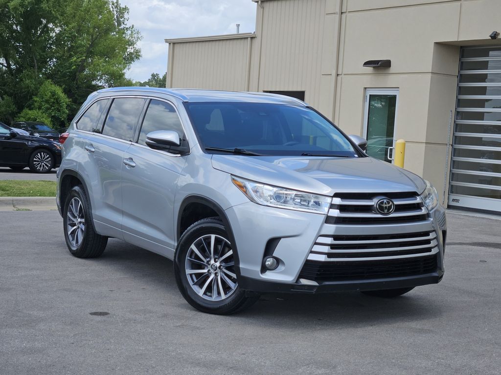 Celestial Silver Metallic 2017 Toyota Highlander SUV / Crossover Front-Wheel Drive 8-Speed Automatic