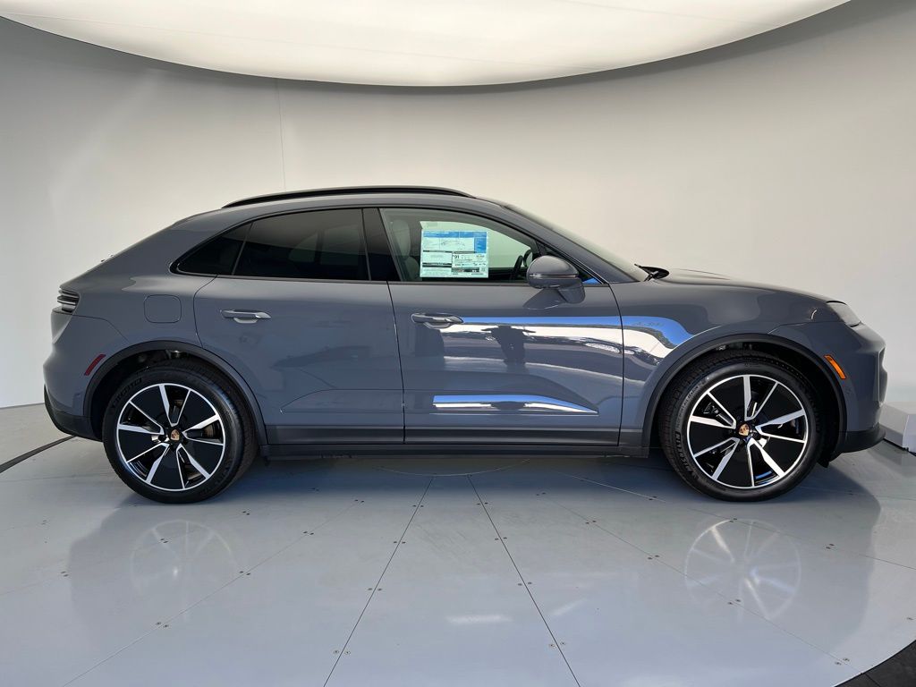 2025 Porsche Macan T 21