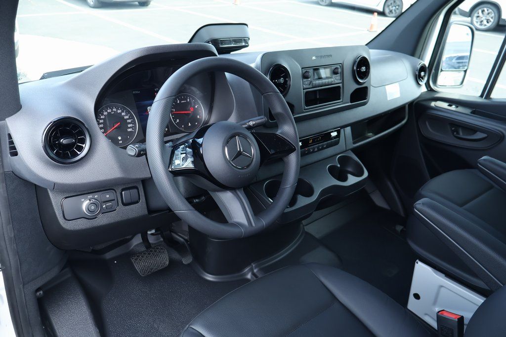 Thumbnail: 2025 Mercedes-Benz Sprinter - 3