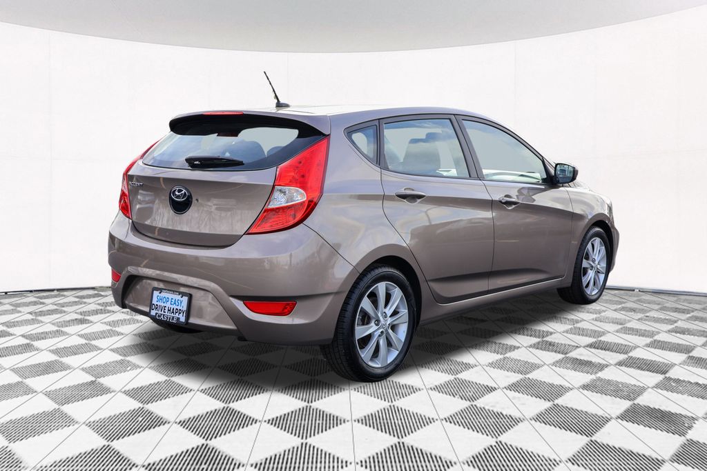 2012 Hyundai Accent SE 8