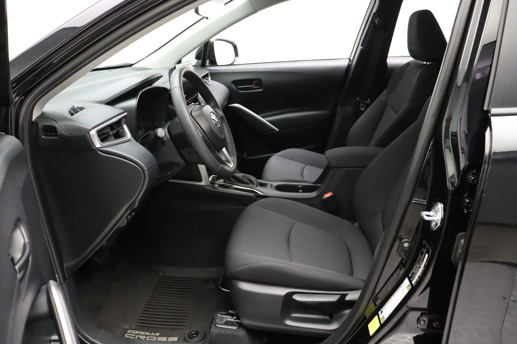 2024 Toyota Corolla Cross LE 14