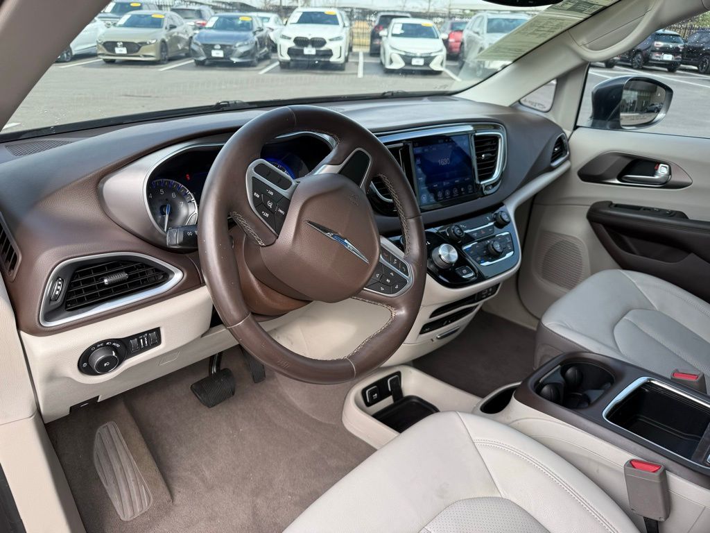 Thumbnail: 2017 Chrysler Pacifica - 13