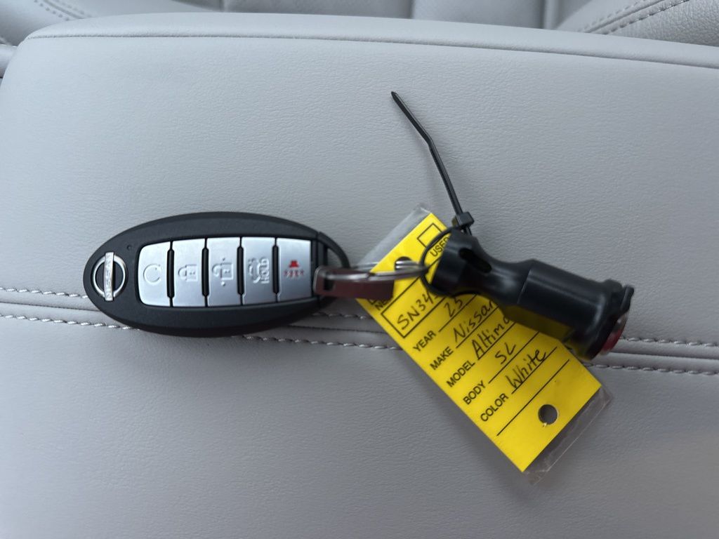 2025 Pearl White Tricoat Nissan Altima 2.5 SL FWD Sedan