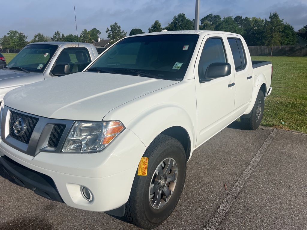 Glacier White 2015 Nissan Frontier Desert Runner Crew Cab Pickup Truck 4X2 5-Speed Automatic Overdrive